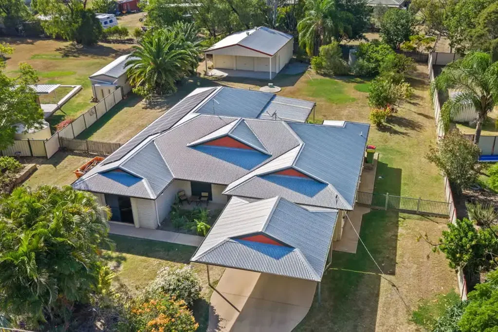 Withcott 4房  Expansive Family Home on Over Half an Acre with Shed