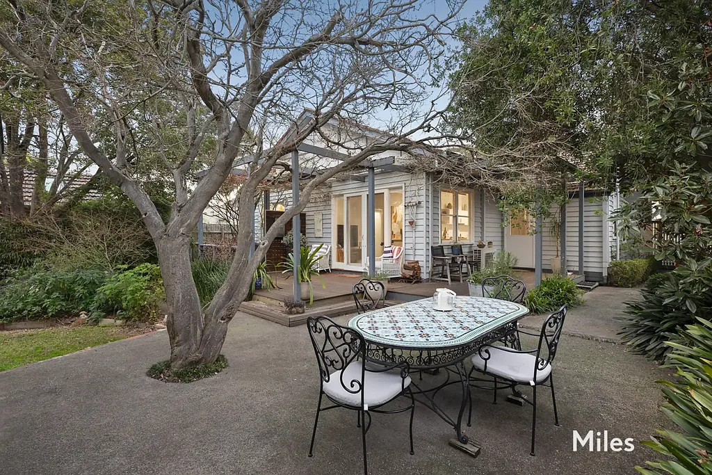 Ivanhoe East 5chambre The Perfect Blend of Family Space and Studio Flexibility