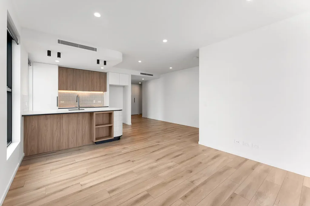 CONTEMPORARY APARTMENT WITH CITY VIEWS AND RESORT-STYLE AMENITIES