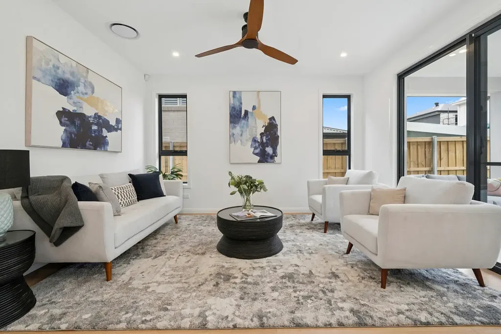 Cobbitty 5房 宽敞五卧设计 时尚三浴空间 开敞厨房备餐 顶棚户外休闲 石材台面燃气 现代舒适设施 双车库储物多 低维护庭院美 A Home for Family Living