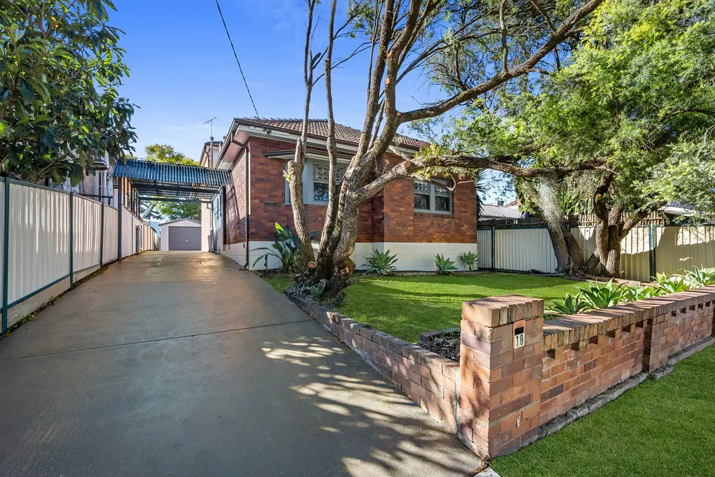 Hurstville 5Moenga Lovingly held Family Home in Whisper Quiet Location