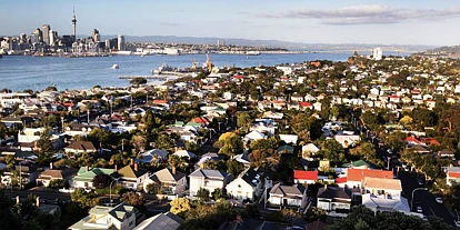 11月4日新西兰房地产与财经新闻汇总-经济寒冬渐退，房市回暖信号与政策争议并存