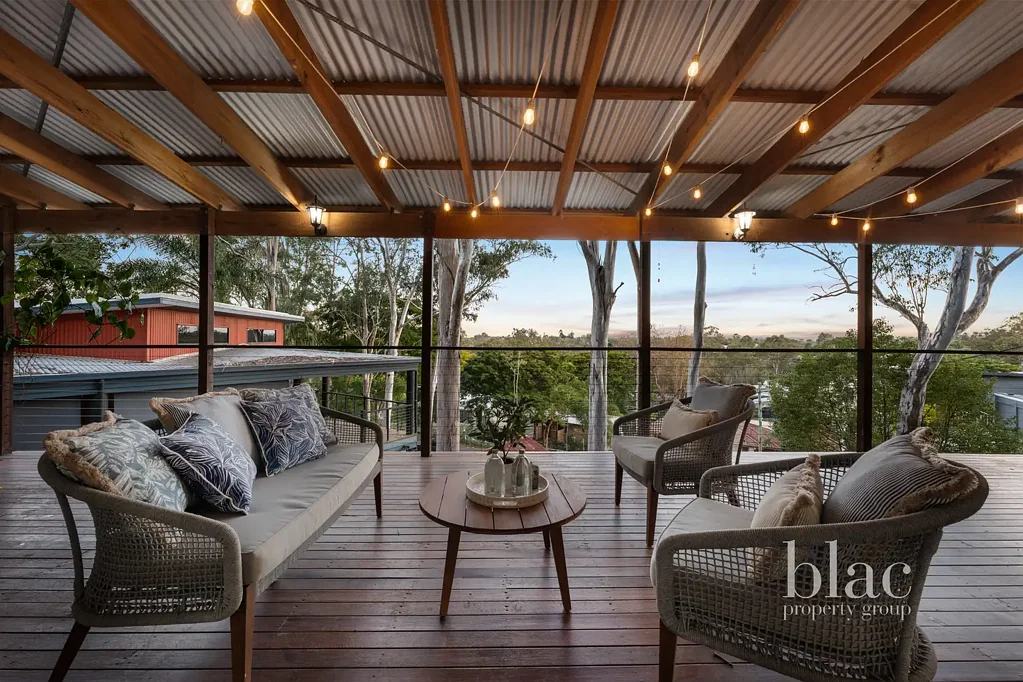 Petrie 4房  Elevated Family Living with Expansive Deck, Views & Pool