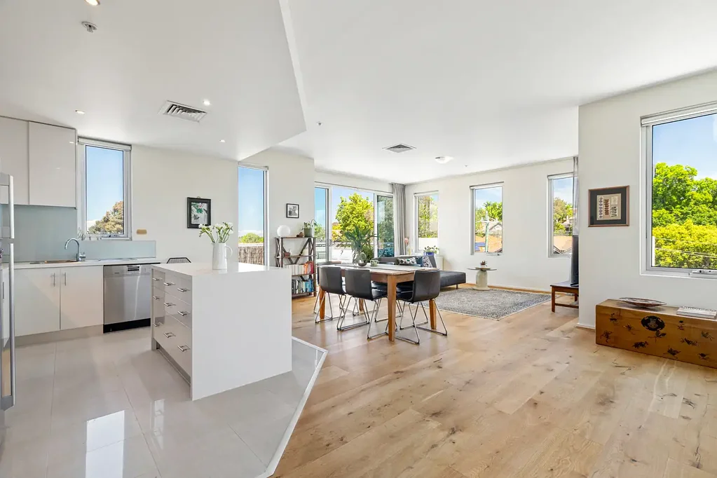 Glen Iris 3房 阳光起居 高端厨房 宽敞露台 主卧带套 两房带帽间 双地下车位 气候控制 Prestige Top-Floor Retreat with Sophisticated Space