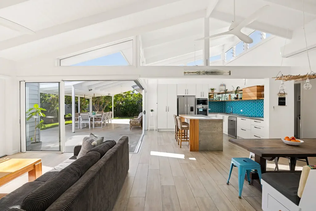 Currimundi 4 Slaapkamer ​Beachside Charmer: Dual Living, Passive Income or Home Office!