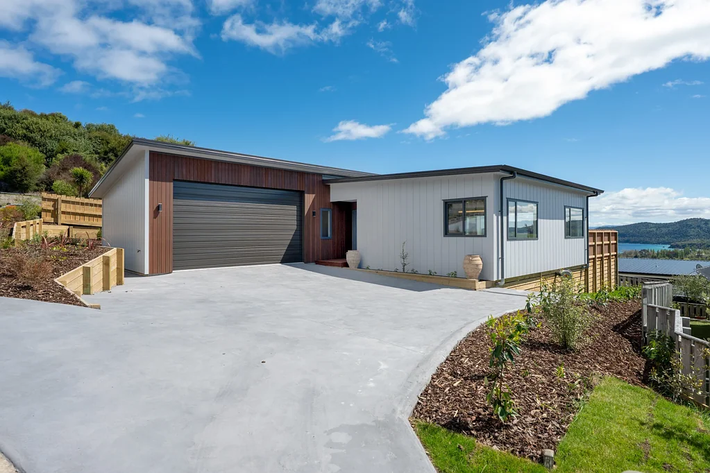 Kinloch 3 Bedroom Big views, easy living, brand new!