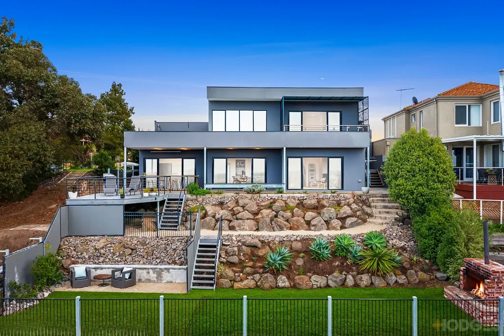 Highton 5房  Stunning Family Entertainer with Sweeping River & City Views
