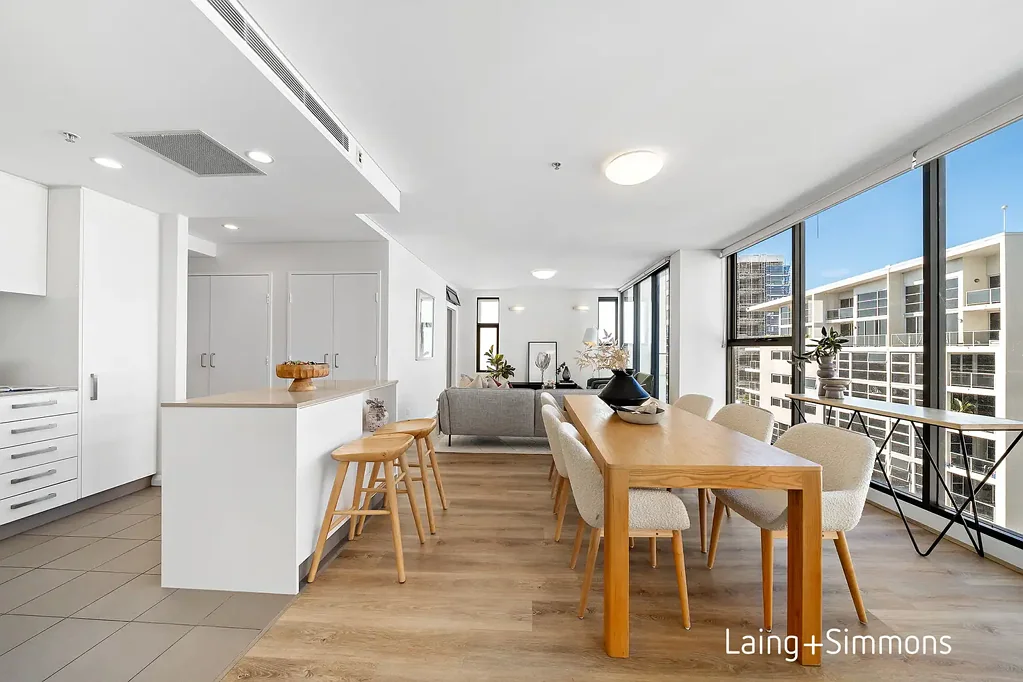 St Leonards 3房 高楼层城市景观  开放式流畅设计  双阳台壮丽景色  三卧带主卫  现代厨房  安保停车位  屋顶烧烤露台 Elevated city style in a prime lifestyle address