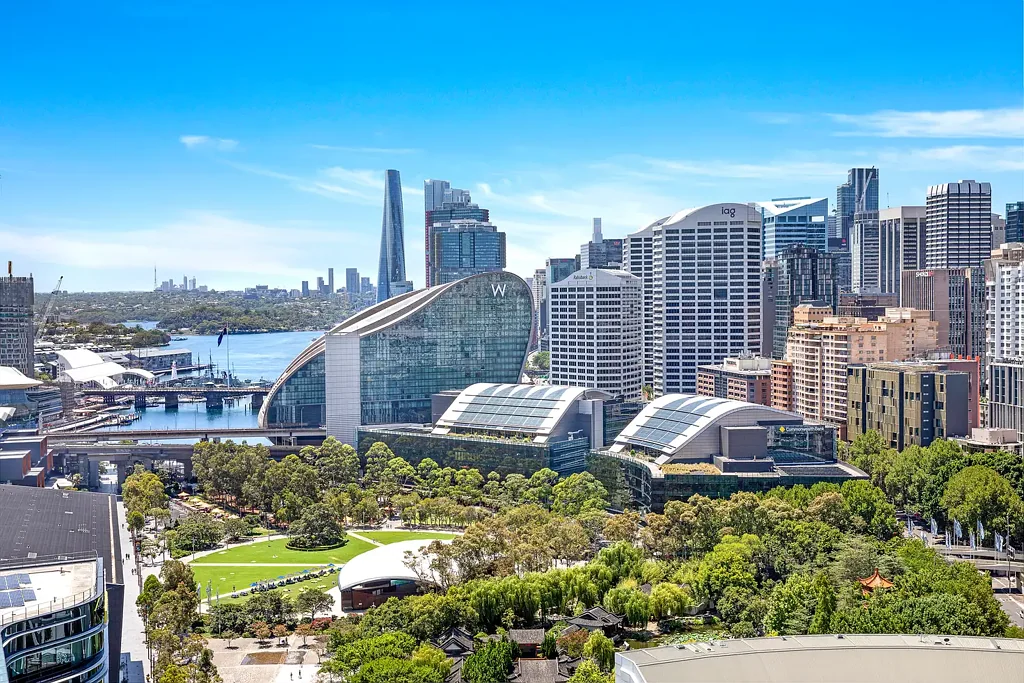 Sydney 2房 CBD核心地带 朝北水景视野 角落采光充足 开放式布局 安全停车位 高品质建筑 便捷生活配套 Light-Filled Corner Apartment with Darling Harbour Outlook