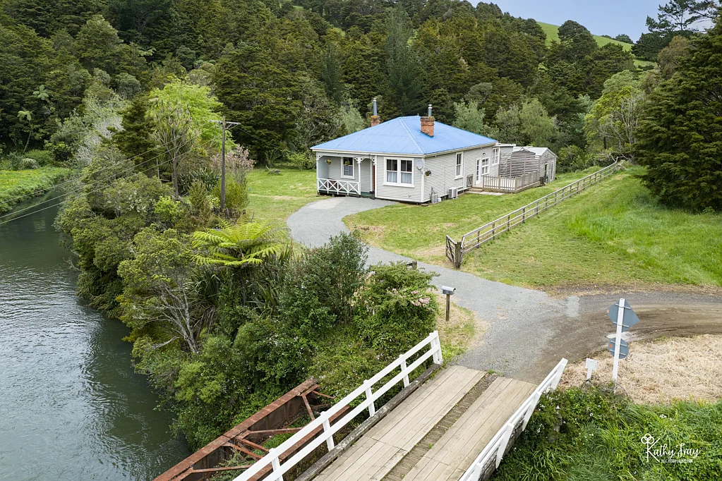 Dargaville Surrounds 4房  Old Station Master's Residence Charm