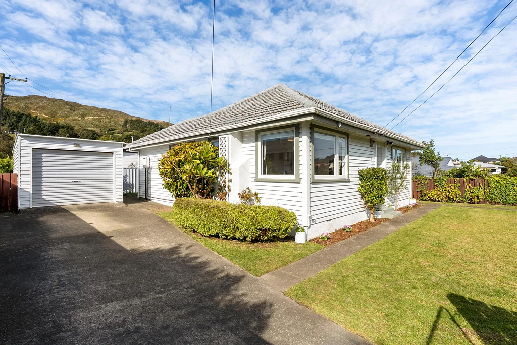 Tawa 2房  Renovated 1940s Charm with a Bonus Sleepout!