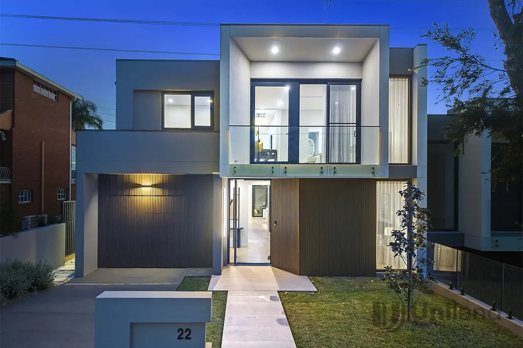 Carlingford 5房 Carlingford理想区域 471㎡宽敞地块 建筑师设计 卓越全砖建造 5.7米高空旷空间 多个起居区 五间宽敞卧室 媒体室 私人绿意视野 无缝室内外流动 优质学校公园近便 A Statement of Luxury & Strength – Brand New Duplex of Unmatched Quality in Carlingford