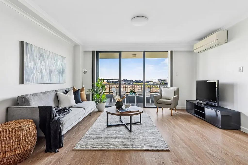 Refurbished Sun-Drenched Apartment with Vast Outlooks - Offered Unfurnished