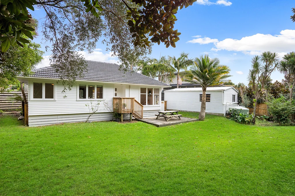 Te Atatu Peninsula 3બેડરૂમ Sun-Soaked on a Spacious Freehold Section