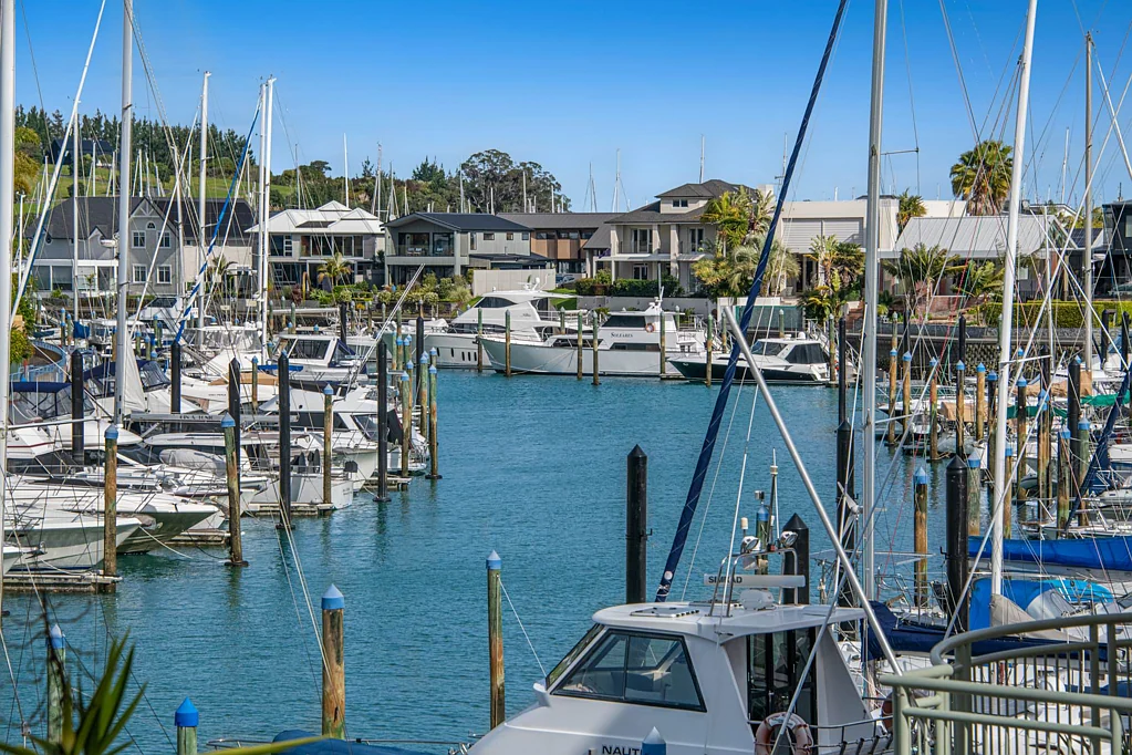 Gulf Harbour 3 Bedroom Magical Canal Living: Apartment & Marina Berth