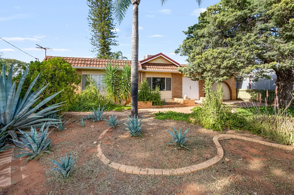 South Kalgoorlie 4غرفة نوم One-of-a-kind home with Heart, Character & Artistic Charm