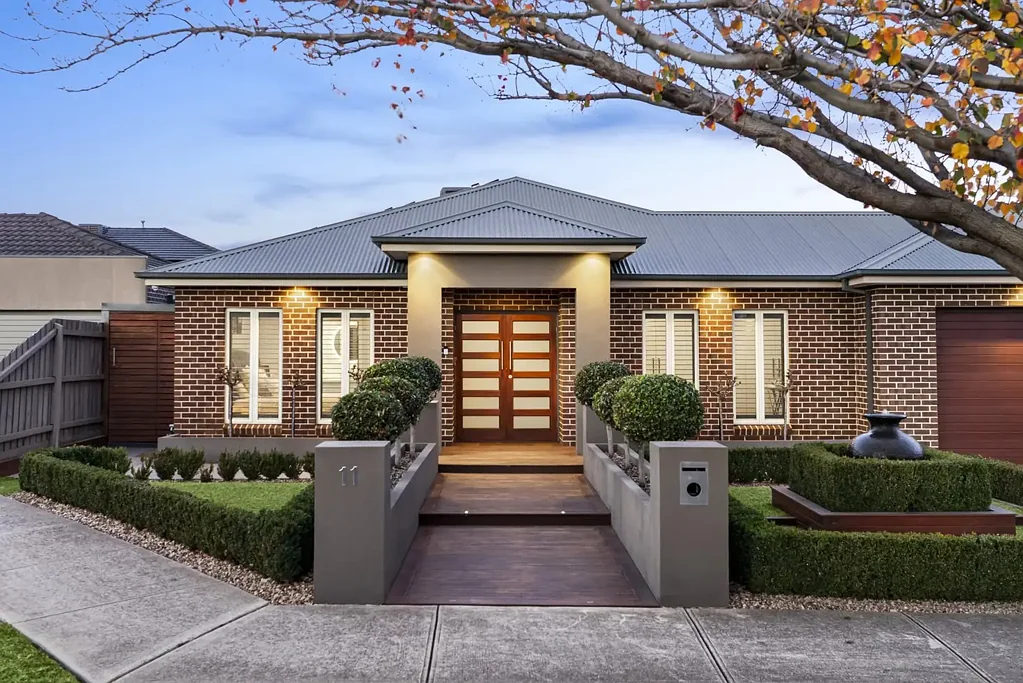 Taylors Hill 4房 Taylors Hill 最优美绿树成荫地段之一的现代奢华住宅！ Contemporary Luxury in One of Taylors Hill's Finest Tree-Lined Locations!
