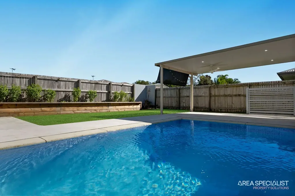 Jacobs Well 3Moenga Ultimate Entertainer | Sparkling Pool and Space for the Toys