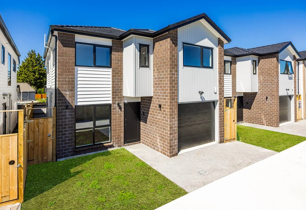 Mangere 4房  STAND ALONE + FREE HOLD + PARKING FOR 2 + GARAGE