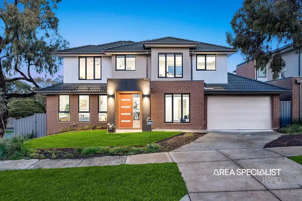 Hampton Park 4房  The Brief: Two Master Suites, Three Bathrooms & Exceptional Family Living