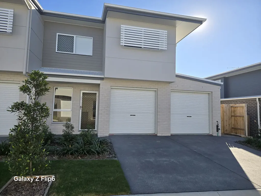 GREAT LOCATION, NEWLY CONSTRUCTED, LUXURY, ULTRA MODERN 4 Bedroom ,2 Bathroom Townhouse Renting in Mackenzie.