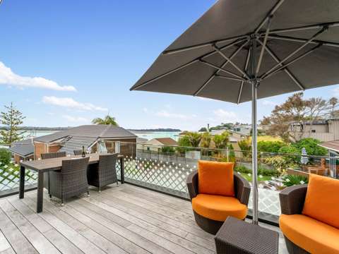 Bucklands Beach 4房  Easy living opposite the beach with lift!