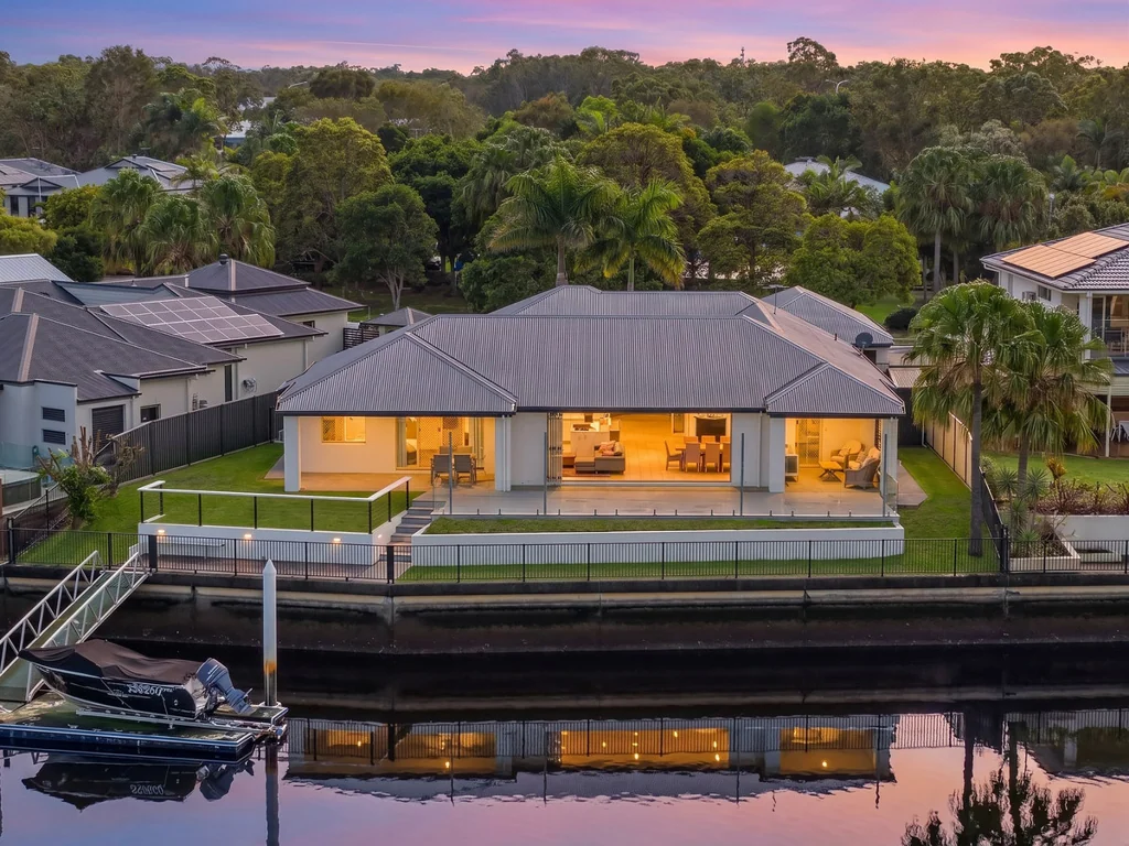 Banksia Beach 5房  度假村风格的运河隐居时刻，直至松石水道  Resort-Style Canal Retreat Moments to Pumicestone Passage