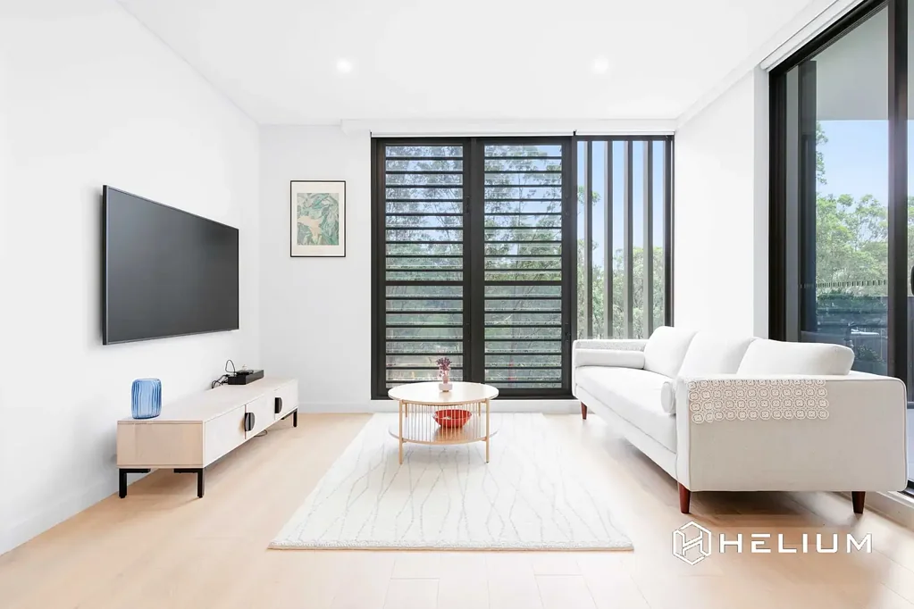 Macquarie Park 2房 北西朝向公园景 书房办公佳选 全屋木地板 落地窗采光 设计师厨房 双卧双卫 自动百叶窗 安防车位 游泳池健身房 Spacious Modern Living with Study in Prime Macquarie Park Location