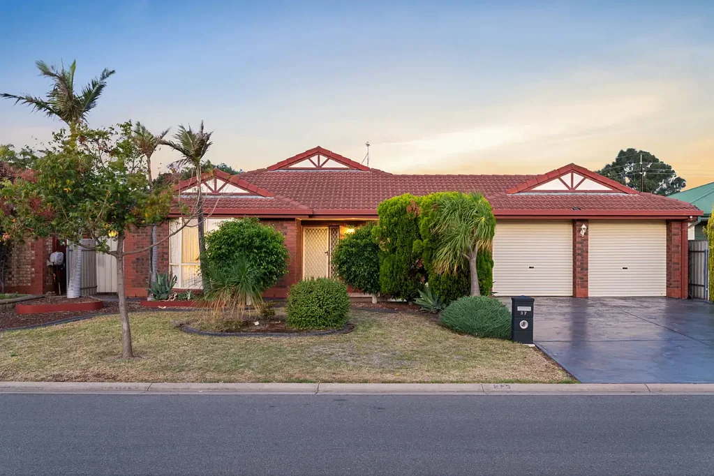 Parafield Gardens 5房  Magnificent Family Living on Over 1,200sqm (Approx.) A Rare Opportunity