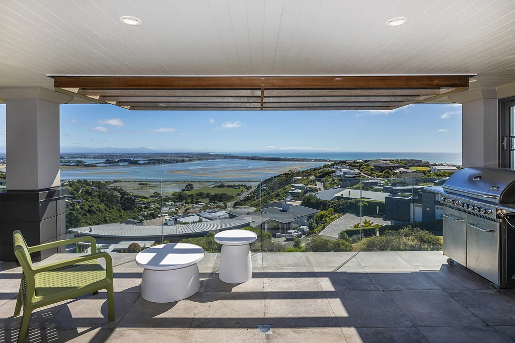 Redcliffs 4房  One couple, three homes, this one has to go!