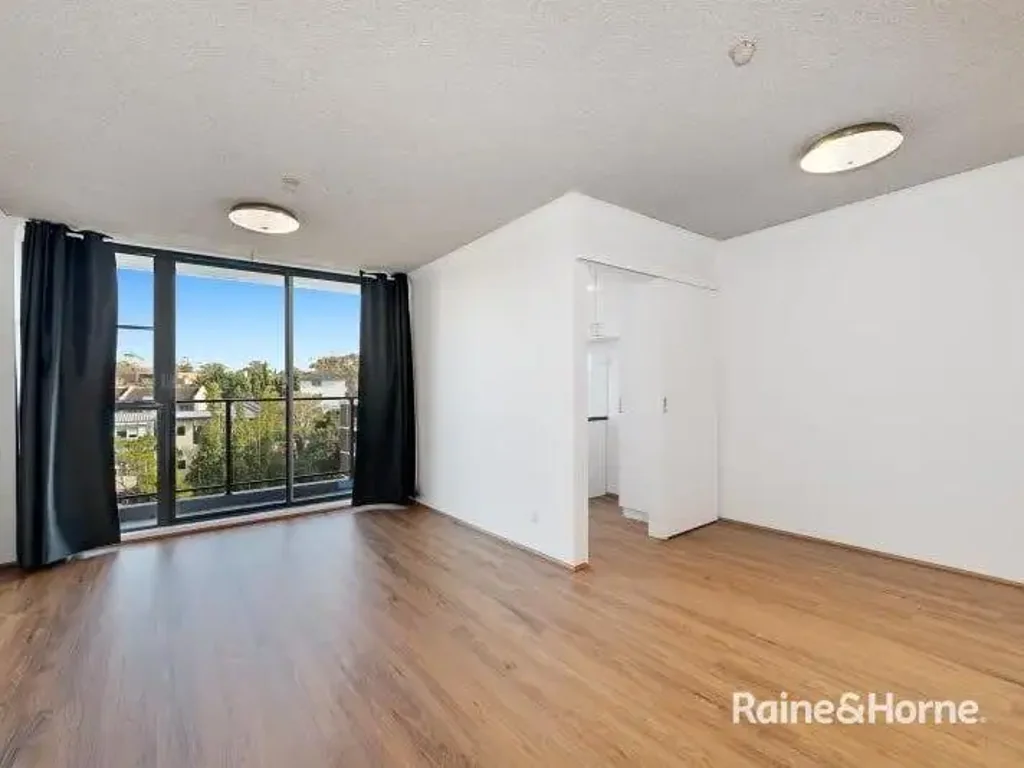 SPACIOUS SUNDRENCHED TOP FLOOR APARTMENT IN THE HEART OF RANDWICK