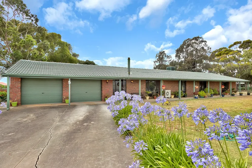 Spacious Rural Living in Two Wells