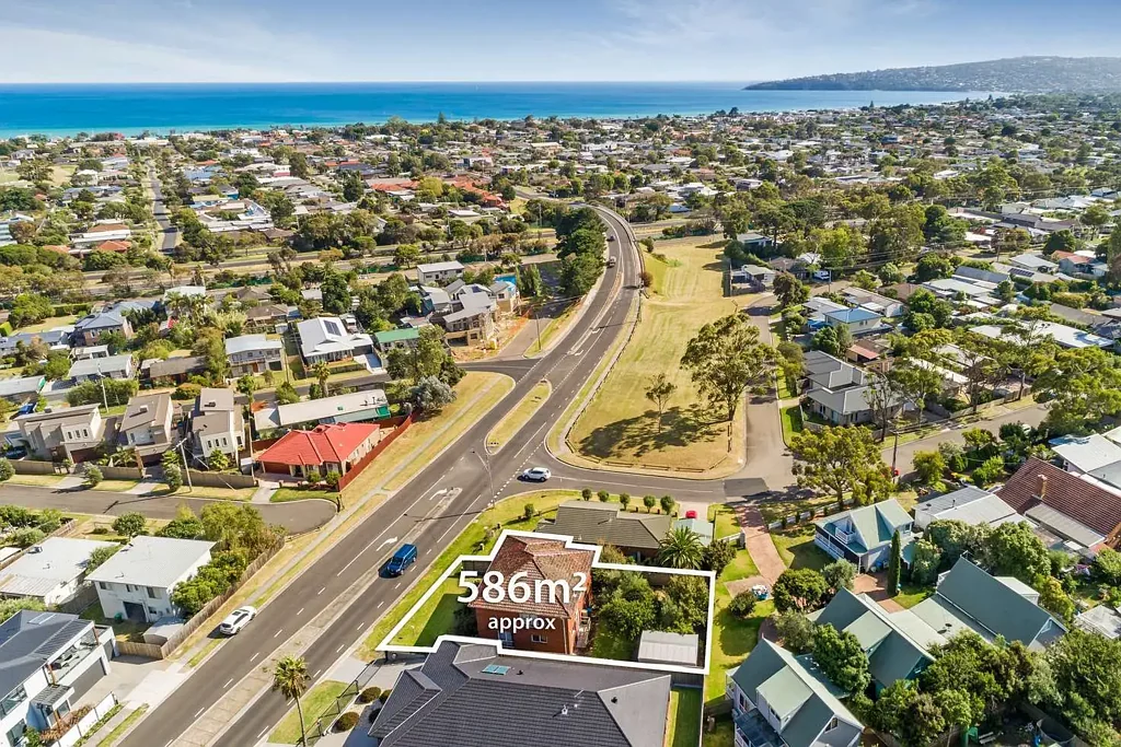 Dromana 5房 Dromana便捷社区 586sqm宽敞地块 五卧砖砌住宅 海岸交汇处 高端联排别墅潜力 海滩近在咫尺 SHOVEL-READY | DA-APPROVED DUPLEX SITE