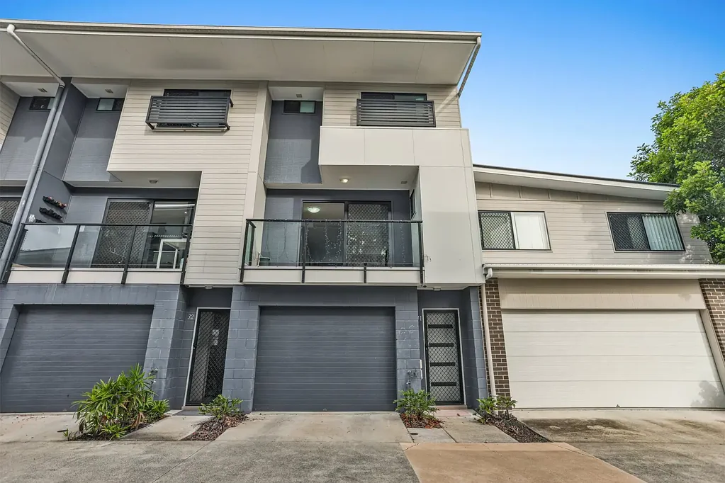 Nerang 3 Bedroom Invest or Nest: Spacious 3-Bedroom Townhouse with Dual Garage and Private Master Retreat