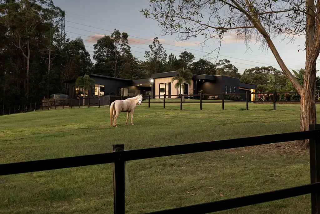 Eudlo 7Zimmer Private 10-Acres: Premium Modern Home, Quality Horse Infrastructure