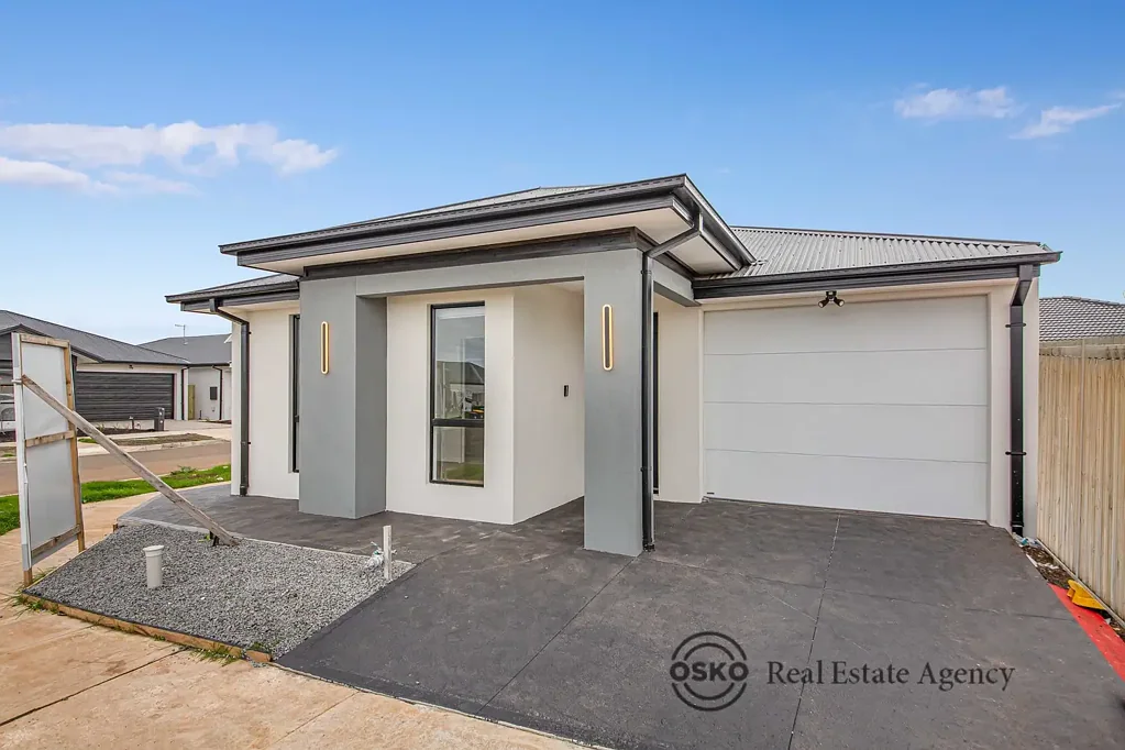 Stylish Family Home in Prime Fraser Rise Location