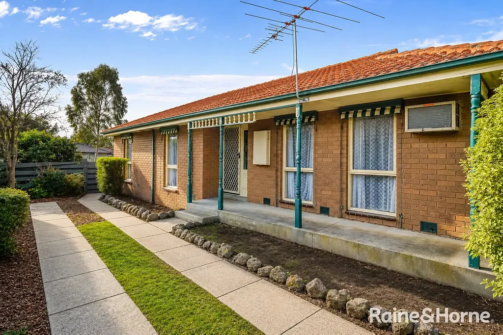 Family Home in Central Cranbourne!