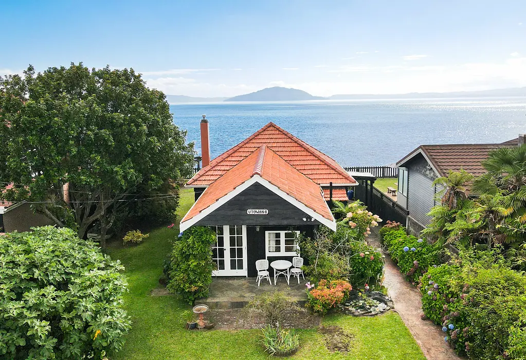 Koutu 5 Slaapkamer Utowana – A Rare Waterfront Legacy on Lake Rotorua