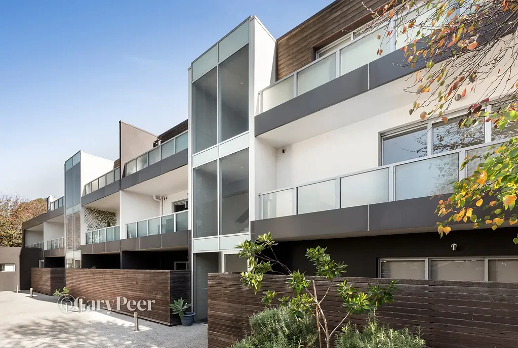 St Kilda East 2ਬੈੱਡਰੂਮ Stylish ground floor living with courtyard appeal