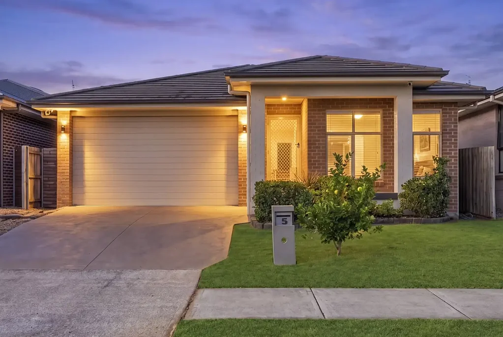 Elderslie 4 Bedroom Eden Brae Gem in Leafy Elderslie