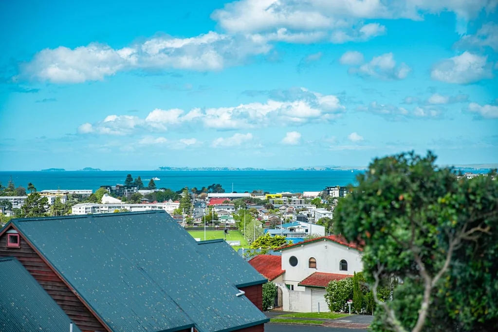 Browns Bay 4房 静街海景双优宅！低维护庭院+壮丽海景露台+内进式车库，近海滩/公园，坐拥Sherwood校网！ Standalone, Modern, Seaviews-Sherwood School Zone