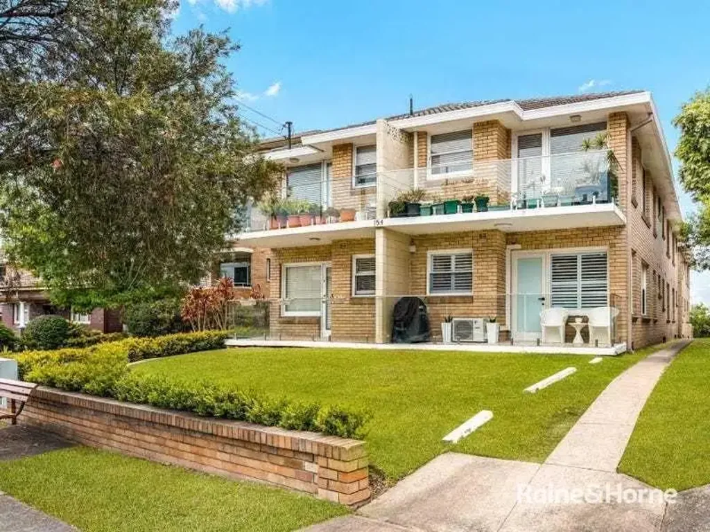 Bright top floor one bedroom unit plus a sunroom