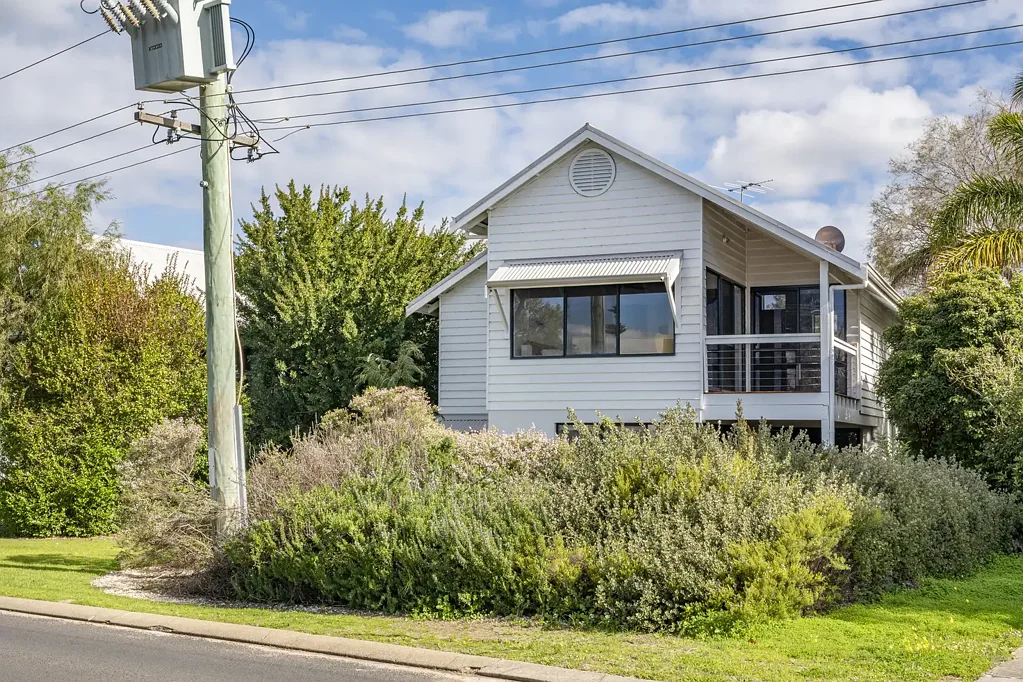 Beachside Living - Fully Furnished Coastal Retreat