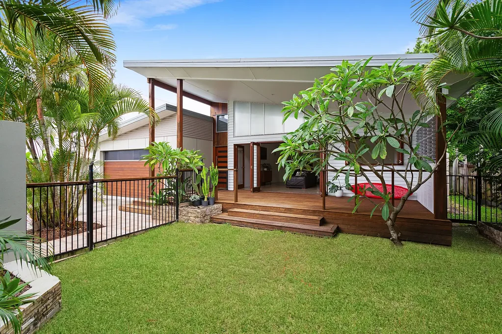 Palm Beach 4Habitaciones Tropical oasis with sought-after dual living option