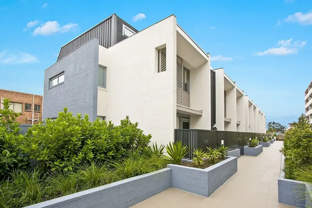 Tri-Level Townhouse In Premier Location