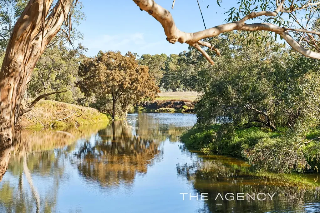 Herne Hill 5房  Once In a Lifetime 300 Metre Swan River Frontage Offering On a Serene 8 Acres