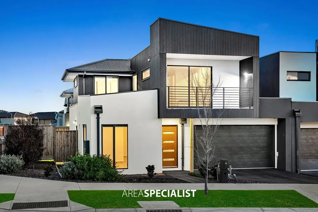 Clyde North 4 Bedroom A Standout Family Home in the Heart of Clyde North !