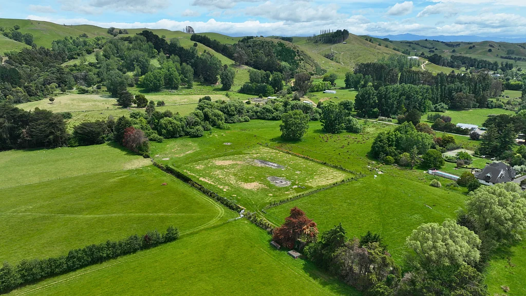 Gladstone Tucked away in Gladstone – offers over $370,000