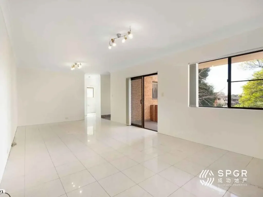 Sun-Drenched 3BR/1BA - Walk to Station
