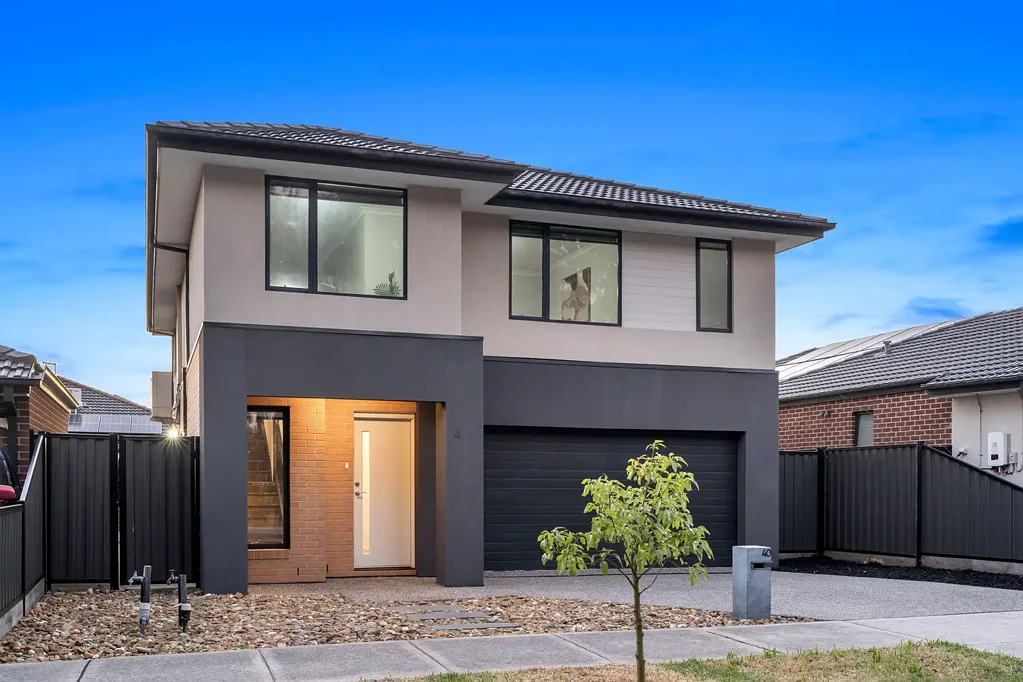 Craigieburn 4房 Boutique Homes 两层空间 多个生活区 石材台面 优质电器 四卧宽敞主套 低维护庭院 地理位置优越 Spacious Family Home with Three Separate Living Areas